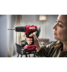 Taladro percutor SKIL 3021 Brushless 20V utilizado para perforar una pared