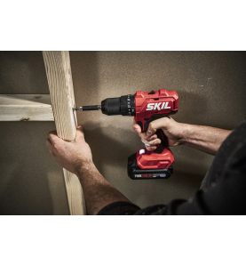 Taladro percutor SKIL 3021 Brushless 20V perforando una estructura de madera