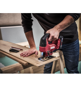 Sierra de calar SKIL 3421 Brushless 20V cortando una tabla de madera