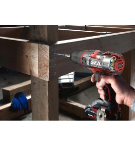 Taladro percutor SKIL 3021 a batería atornillando una estructura de madera